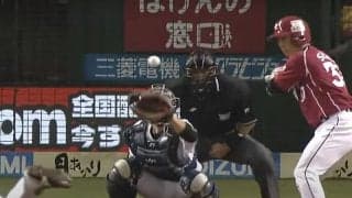 【球界名場面】暴投がまさか顔面直撃！　マスク吹っ飛ぶも微動だにしない球審が「強すぎ」