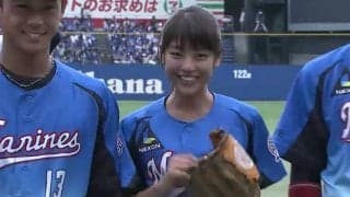 【始球式名場面】小麦肌は当時も健在　23歳の岡副麻希さんによる“軟体”始球式