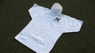 コロナで不足する防護服代わりに　ロッテが千葉県へポンチョ1450枚の寄付を発表