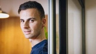 【卓球】元モデルのイケメン・アポロニア、可愛い愛息と室内で“ほっこり”サーブ練習