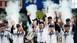 カメラマン厳選の名シーン　プレミア12世界一・秋山合流の瞬間「これぞ仲間って感じ」