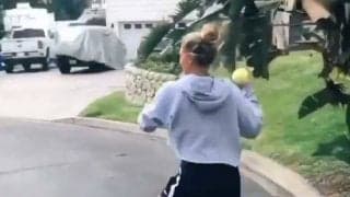 金髪女性が剛速球を容易くキャッチ！　ファンが「100点満点」と驚愕した正体は？