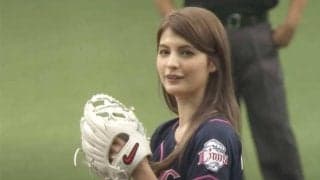 【始球式名場面】短パン生美脚で悩殺？　ハーフ美女モデルの堂々投球に拍手喝采