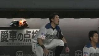 【球界名場面】前代未聞の珍プレー発生!?　フェンスにボールが…解説も「あんなん見たことない！」