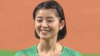 【始球式名場面】「可愛すぎ」　鈴木ちなみさんの“大暴投”投球に栗山監督も思わず笑顔