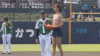 【始球式名場面】球場も騒然、水着でマウンドに？　2軍戦を彩った9頭身美女の始球式