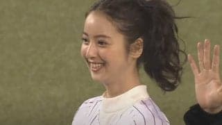 【始球式名場面】「かわええ～」　口元隠し照れ笑い、佐々木希さんのポニーテール始球式