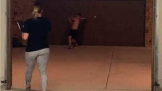 【MLB】妻のエグいカーブにマイナー選手の夫が豪快空振り　米メディアは斬れ味に驚愕