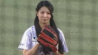 【始球式名場面】美女がミニスカ姿で豪快投球！　倉持明日香さんが元プロの父と“親子”登板