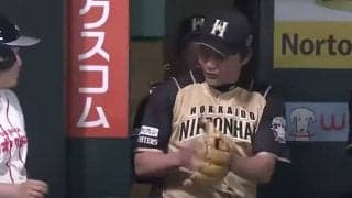 【球界名場面】ボールガールも苦笑？　日ハム金子コーチの“ドヤ顔捕球”にファン「拾ってるだけ」