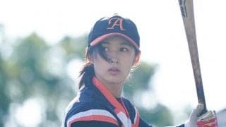 【始球式名場面】さすが「美人すぎる野球選手」！　加藤優さんが見事なストライク投球