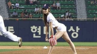【始球式名場面番外編】世界一の美ボディ韓国人美女登場　“開脚”投球でファン魅了