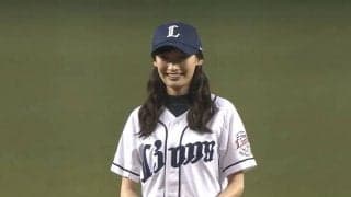 【始球式名場面】スカートひらり…　女優・大政絢さんが豪快投球でファン魅了「可愛すぎて」