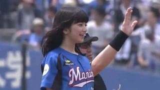 【始球式名場面】キュートな笑顔が眩しい　当時20歳の女優・小松菜奈さんがファンを魅了