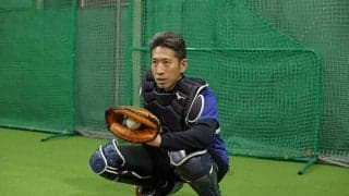 投手の信頼を得られる捕手の構え方とは？　元プロ捕手が体現する「猫背」の理由