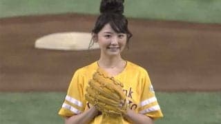 【始球式名場面】元“美人すぎる”売り子がミニスカ姿で大暴投　ボールはあらぬ方向へ…