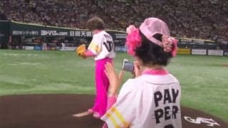 【始球式名場面】「ノーバンで届くなんて…」　当時77歳、ピンク溢れる林家ぺーさんの衝撃投球