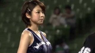 【始球式名場面】西武のチアに変身！　大暴投も笑顔でカバー、中村静香さんの豪快始球式