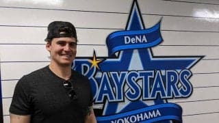 DeNAオースティン、外出禁止中も美人妻と自宅トレ「明日試合と言われても打てる」