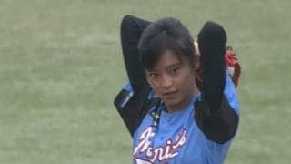 【始球式名場面】「可愛すぎ」「癒される」小島瑠璃子さんが“こじるりトルネード”で魅了
