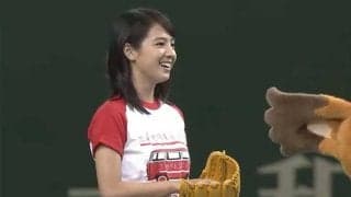 【始球式名場面】眩い笑顔でファンを魅了　女優・桜庭ななみさんの華やか始球式