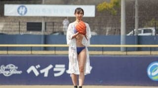 【始球式名場面】美人“リケジョ”の水着始球式　ノーバウンドならず「計算狂った」？