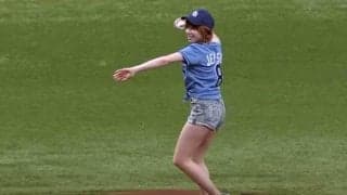 【始球式名場面番外編】再生回数は1000万超え！　MLBで起こった人気歌姫の赤面始球式