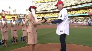 【始球式名場面番外編】美人CAが衝撃の剛球！　CY賞右腕も称賛のハイヒール始球式