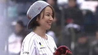 【始球式名場面】ノーバウンドならずも笑顔満開！　鈴木亜美さんのショーパン投球