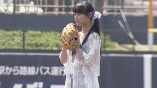 【始球式名場面】渚を彩る水着美女は日ハム万波の“後輩”　眩しい笑顔に拍手喝采