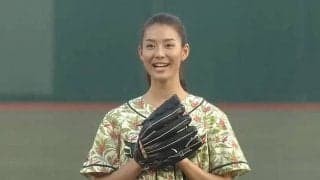 【始球式名場面】さすがモデル！　“身長175センチ左腕”すみれさんの美脚始球式