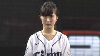 【始球式名場面】「日本で1番可愛い」当時15歳の浜辺美波さんが絶好球！　も、炭谷が捕逸…