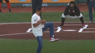 【始球式名場面番外編】「この男をロースターへ」　NFL選手の140キロ投球に球場騒然