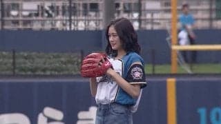 【始球式名場面】元野球少女アイドルの“快速球”に実況称賛「素晴らしい投球フォーム」