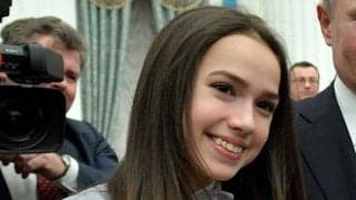 ザギトワ、へそ出しタンクトップで12歳妹と“天使の舞”　海外絶賛「2人のモデルだ」