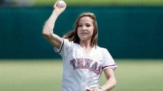 【始球式名場面番外編】開脚逆立ちから一回転！　19歳女子体操金メダリストのアクロバティック投法