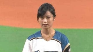 【始球式名場面】小島瑠璃子の爽やか美脚始球式　ノーバウンド投球も「あ、打っちゃった！」