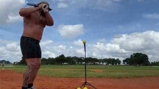 ボールはピンポン玉のように遥か彼方へ…　プロレス界“怪物”の驚愕の打球に「球が可哀想」