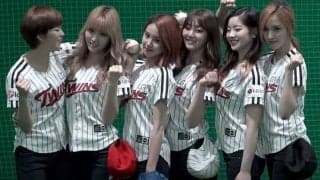 【始球式名場面番外編】日韓台の美女集結！　人気アイドル「TWICE」が美脚投球で魅了
