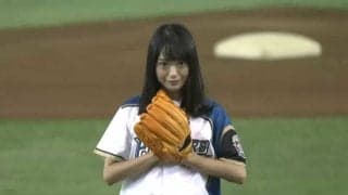 【始球式名場面】溢れる笑顔で球場魅了！　元AKB48北原里英さん美脚ノーバウンド投球