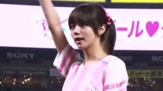【始球式名場面】美人ハーフモデルが見事ノーバウンド！　輝く笑顔と美脚でファン魅了