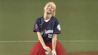 【始球式名場面】「ほんまに天使」元E-girlsのAmiさんが笑顔の“ストライク”投球でファン魅了