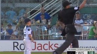 【球界名場面番外編】史上最年少・6歳コーチが退場処分に大暴れ！　ファン「これは爆笑」