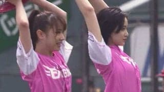 【始球式名場面】美女2人が素晴らしき投球！　ノーバウンド＆ストライクでファン魅了