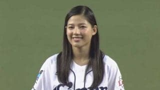 【始球式名場面】東京ラブストーリーにも出演する美女ダンサー　笑顔溢れるメモリアル投球