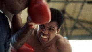 「ボクシング界で最も象徴的な写真」　アリが見下ろす“伝説の1枚”に海外感慨