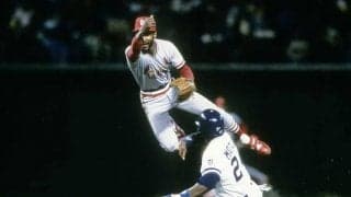 バク宙に“空中遊泳スロー”など超美技の数々　MLB公式が“史上最高遊撃手”プレー動画公開