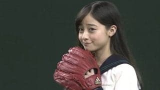 【始球式名場面】橋本環奈の天使すぎる15歳ノーバウンド投球に解説者感服「可愛いですね」