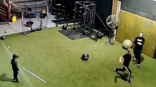 急所直撃の悶絶コーチにファン失笑　「だからボールから目を離すなと…」