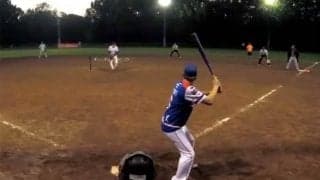 右打者の構えで左打席に？　驚異の“背面打ち”が「尋常じゃない」　